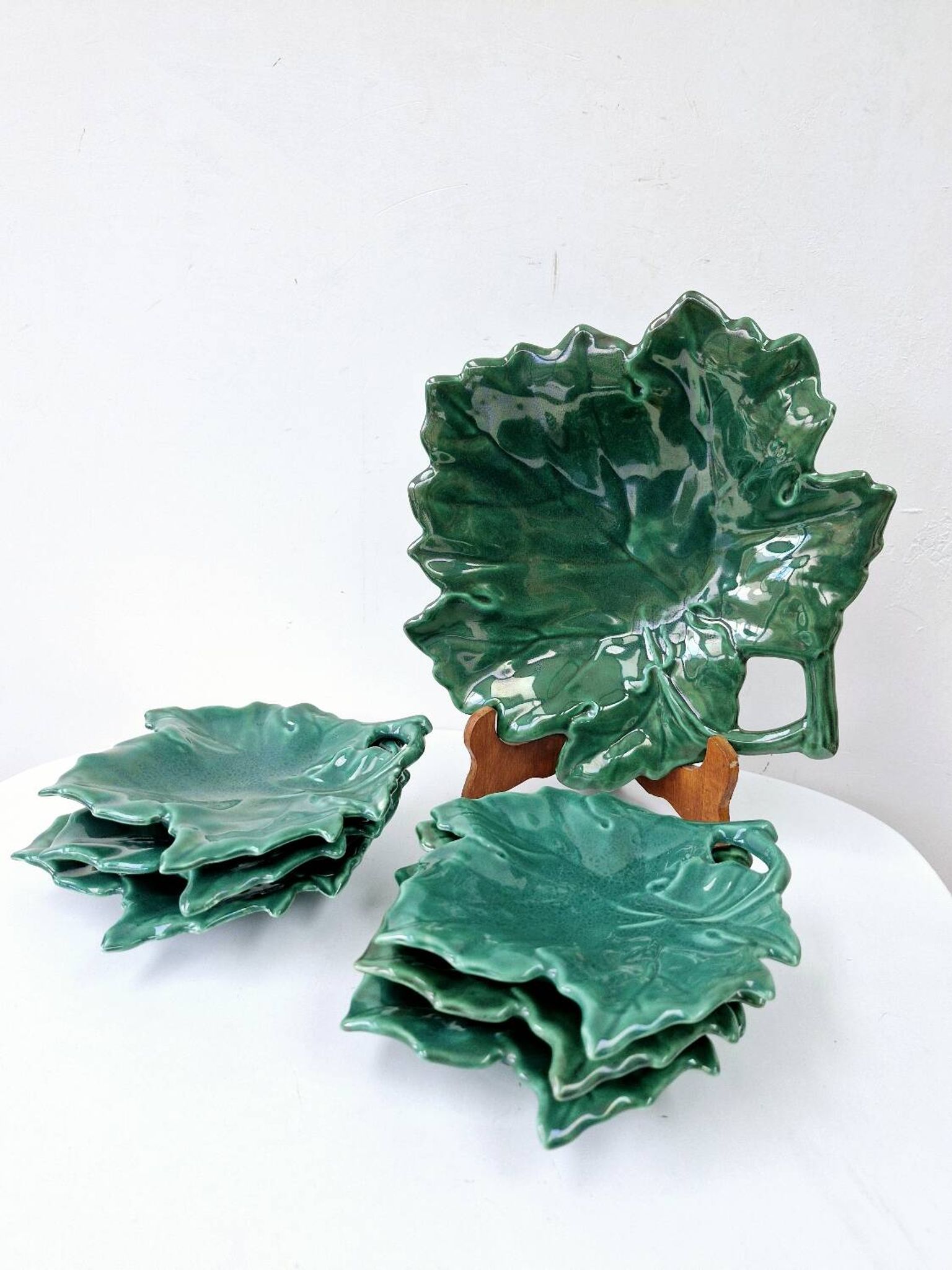 Plate and its 6 vintage bowls from Vallauris, green ceramic in the shape of a leaf.