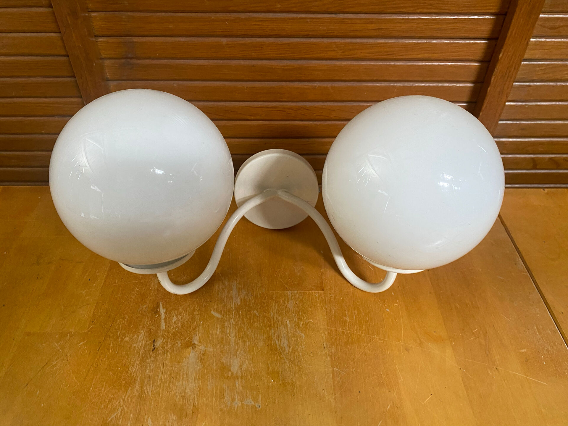 Double Minimalist Opaline Ball Wall Light + White Metal Support 80