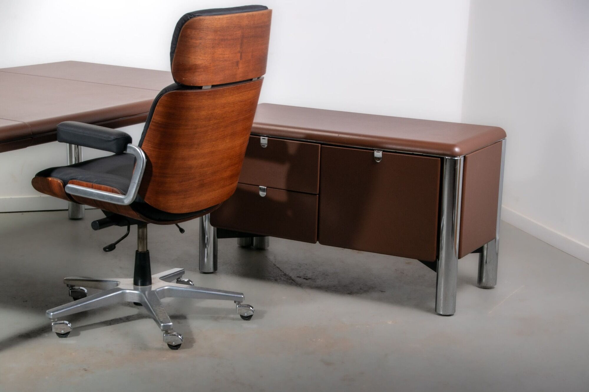 No. 3055D table desk and No. 3076 credenza extension from the Pfister Executive Office Collection for KnollStudio, circa 1988