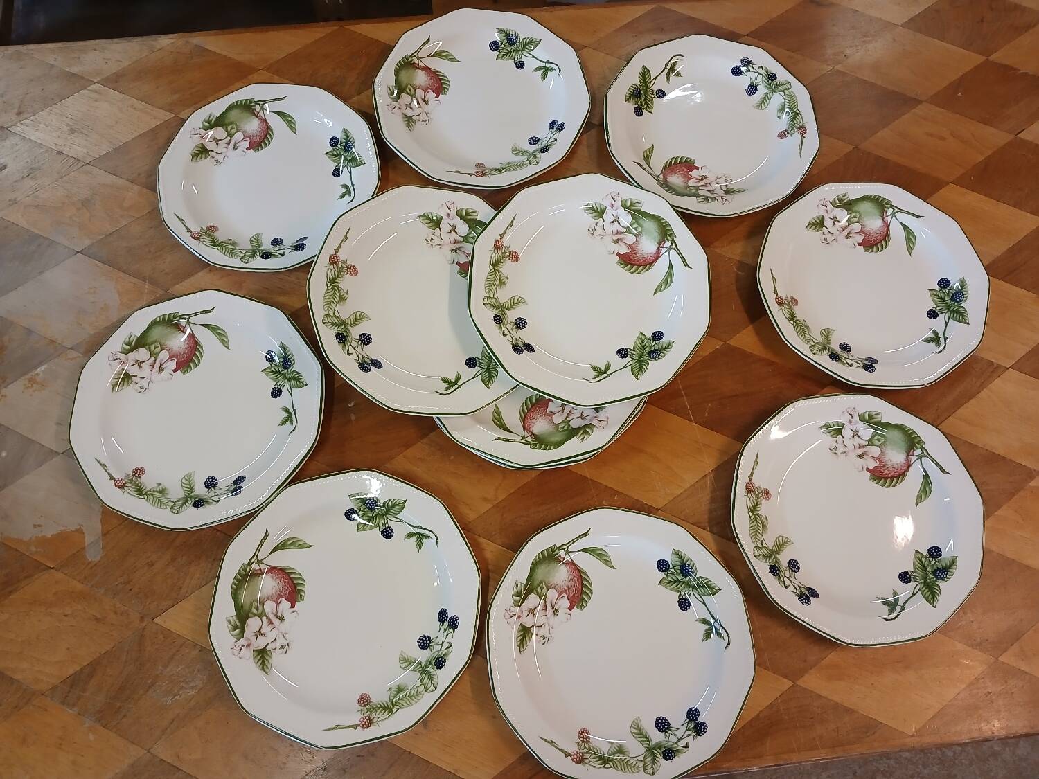 12 Churchill English dinner plates