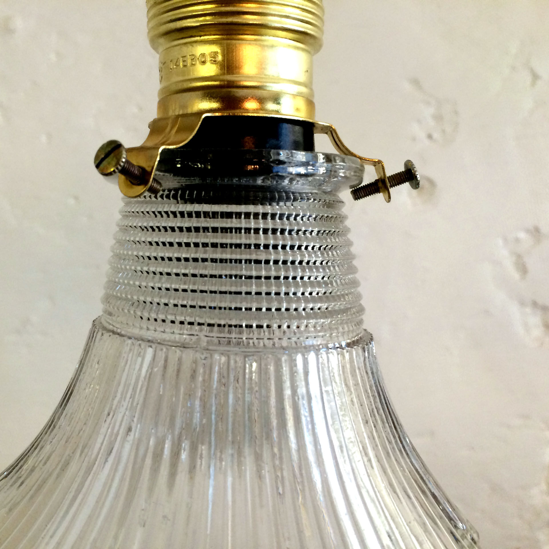 Suspension verre strié forme tulipe