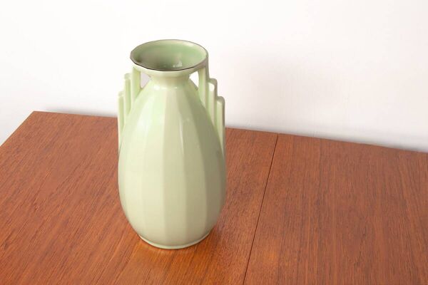 Vase Art-Déco en faïence fine de couleur vert pomme, Sarreguemines.