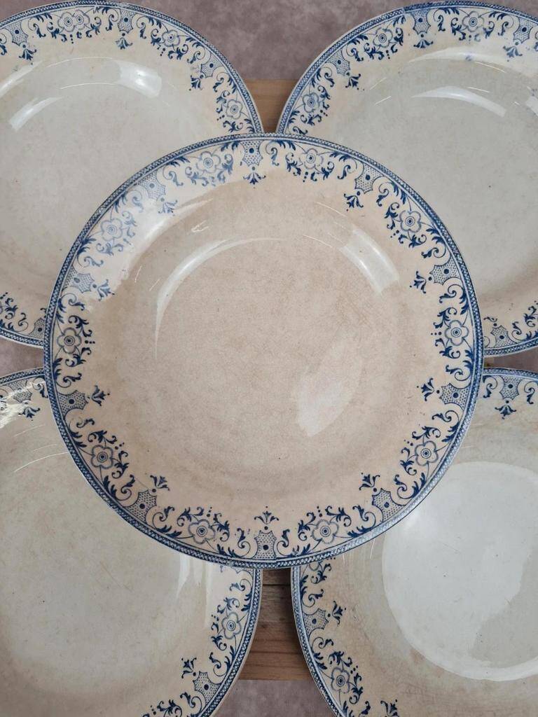 Set of 7 antique deep plates from Creil and Montereau, La Vallières service, 23 cm