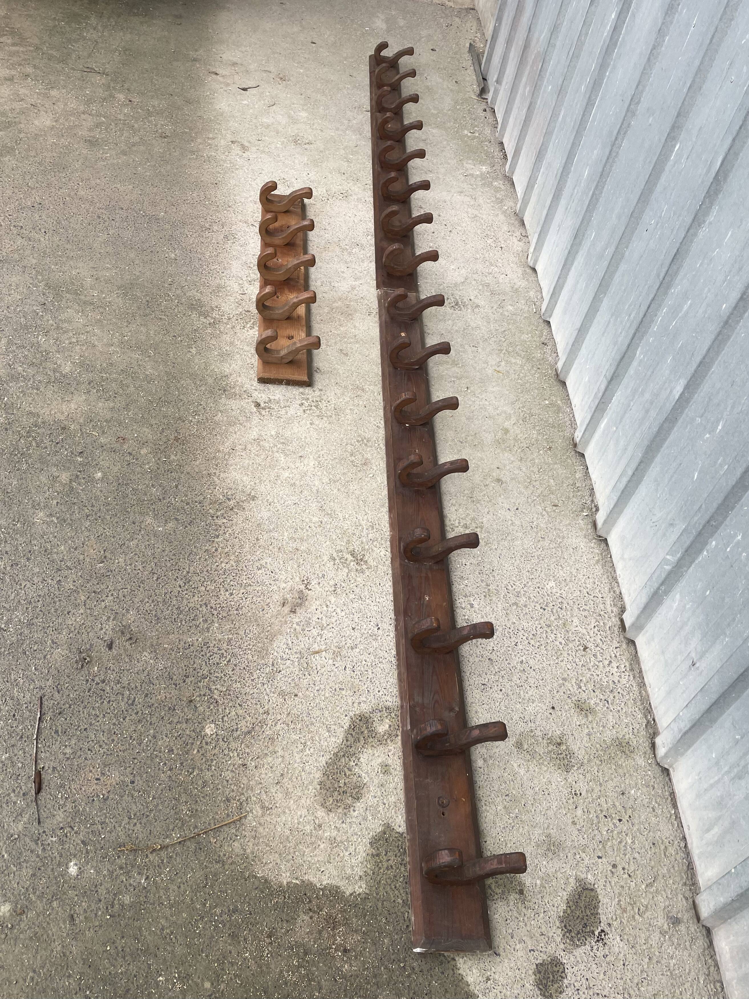 Wooden wall-mounted coat rack with 5 hooks