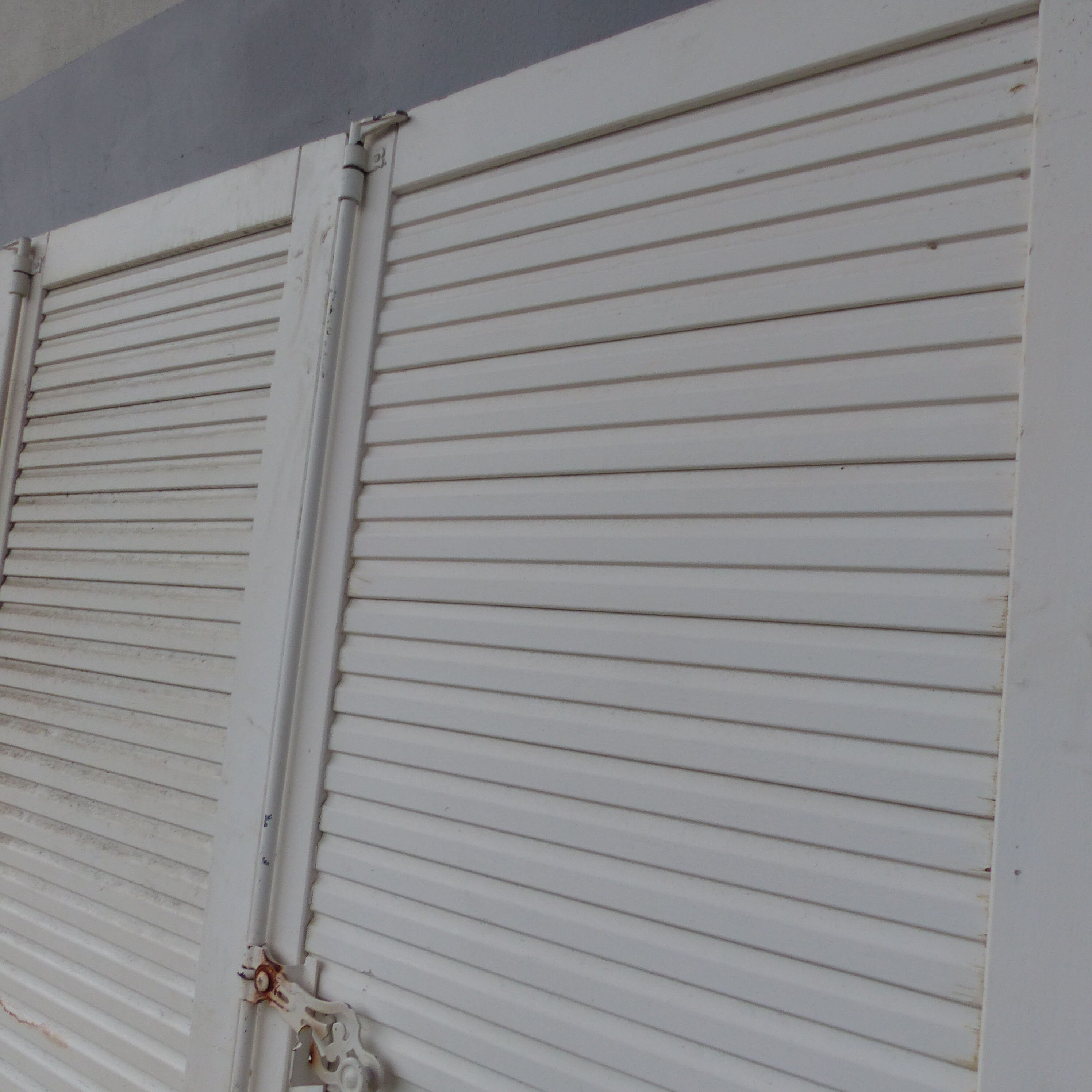 Set of 4 solid louvered shutters l 268 cm x h 212 cm
