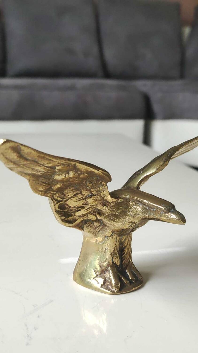 Eagle figurine sculpture with outstretched wings, in solid brass. Size 8 x 15 cm
