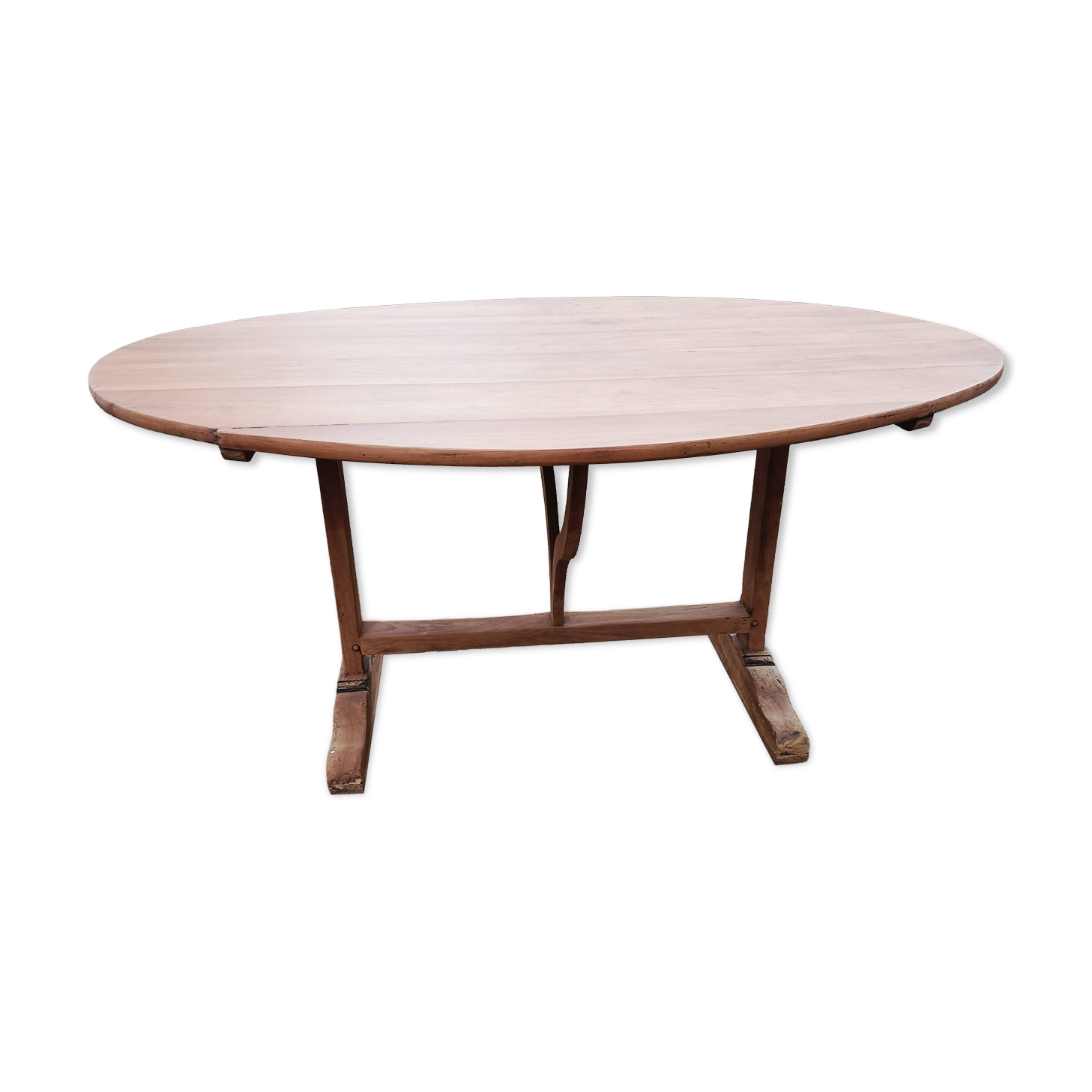 Oval table of grape harvesters from the Southwest in cherry wood