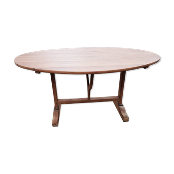 Oval table of grape harvesters from the Southwest in cherry wood
