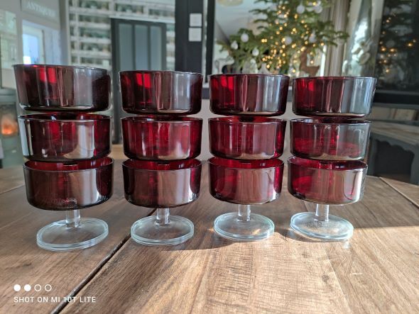 Lot de 12 coupes à champagne Luminarc modèle Suède rouge