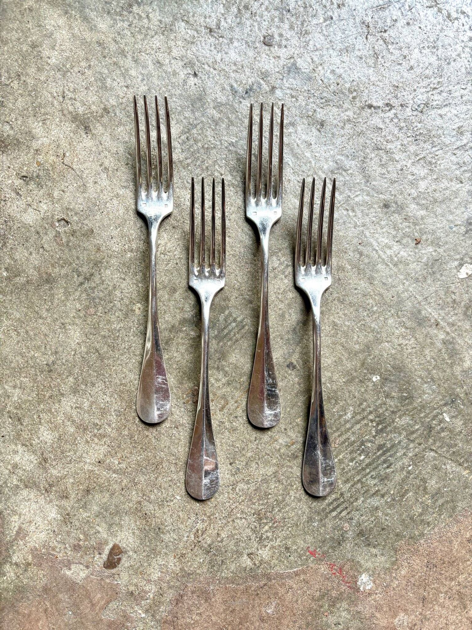 4 fourchettes en métal argenté