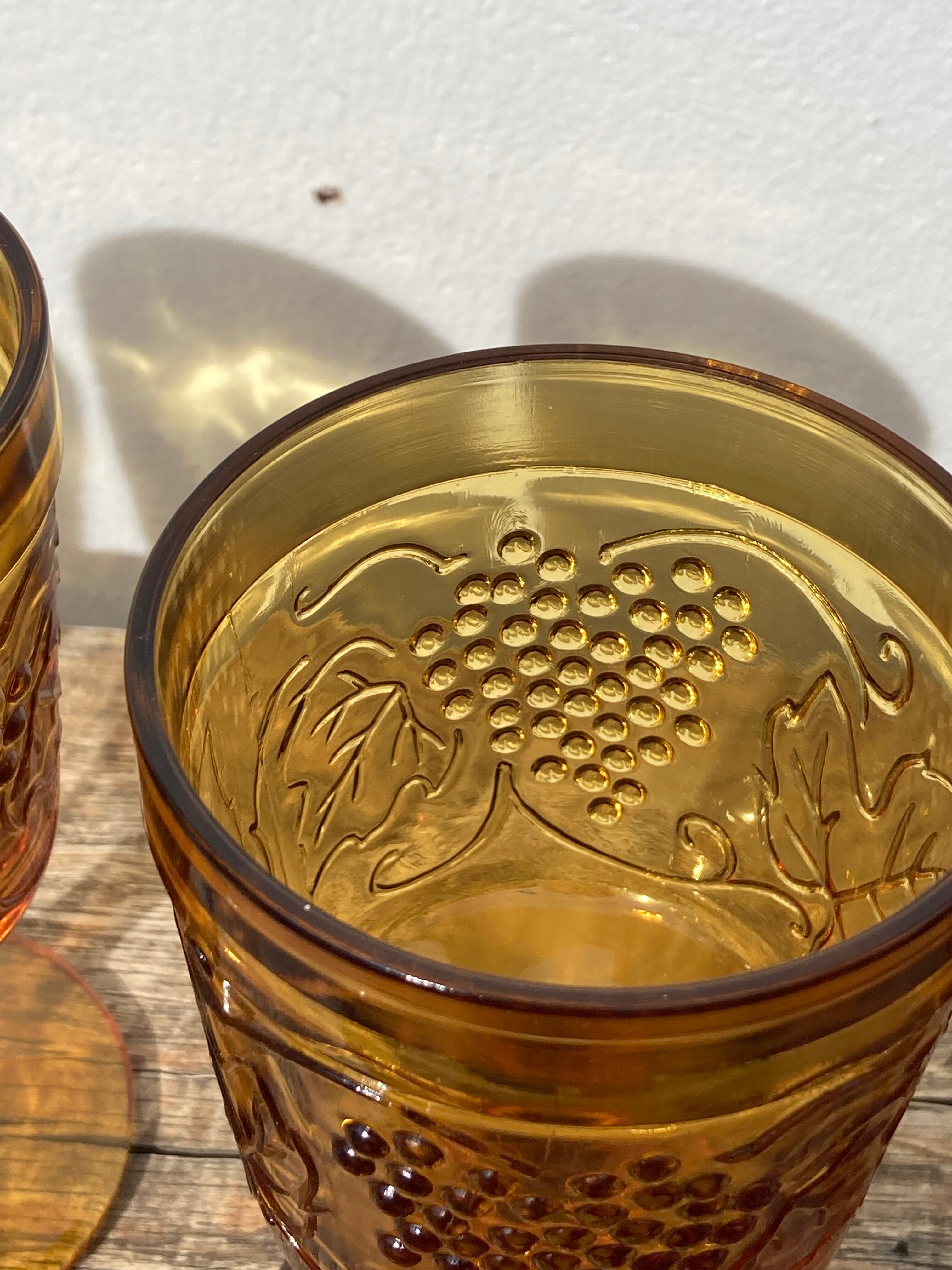 Amber stemmed glasses with vintage fruit decoration - Old brown glasses