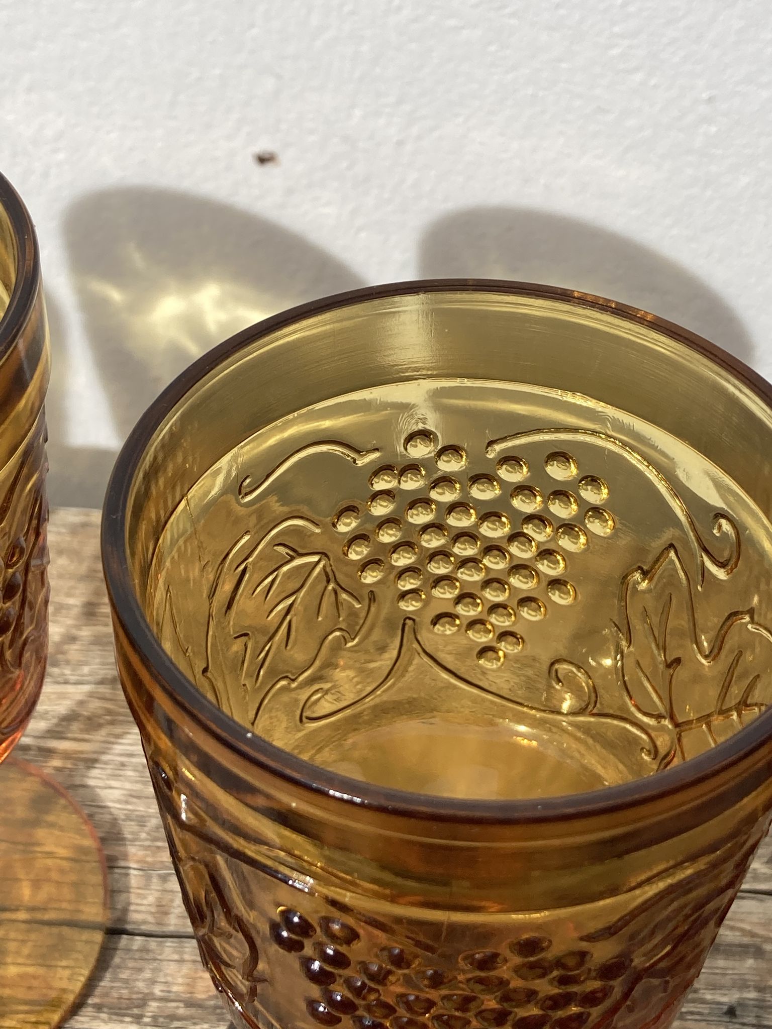 Amber stemmed glasses with vintage fruit decoration - Old brown glasses