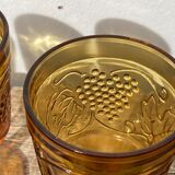 Amber stemmed glasses with vintage fruit decoration - Old brown glasses