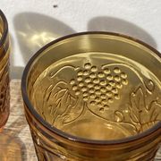 Amber stemmed glasses with vintage fruit decoration - Old brown glasses