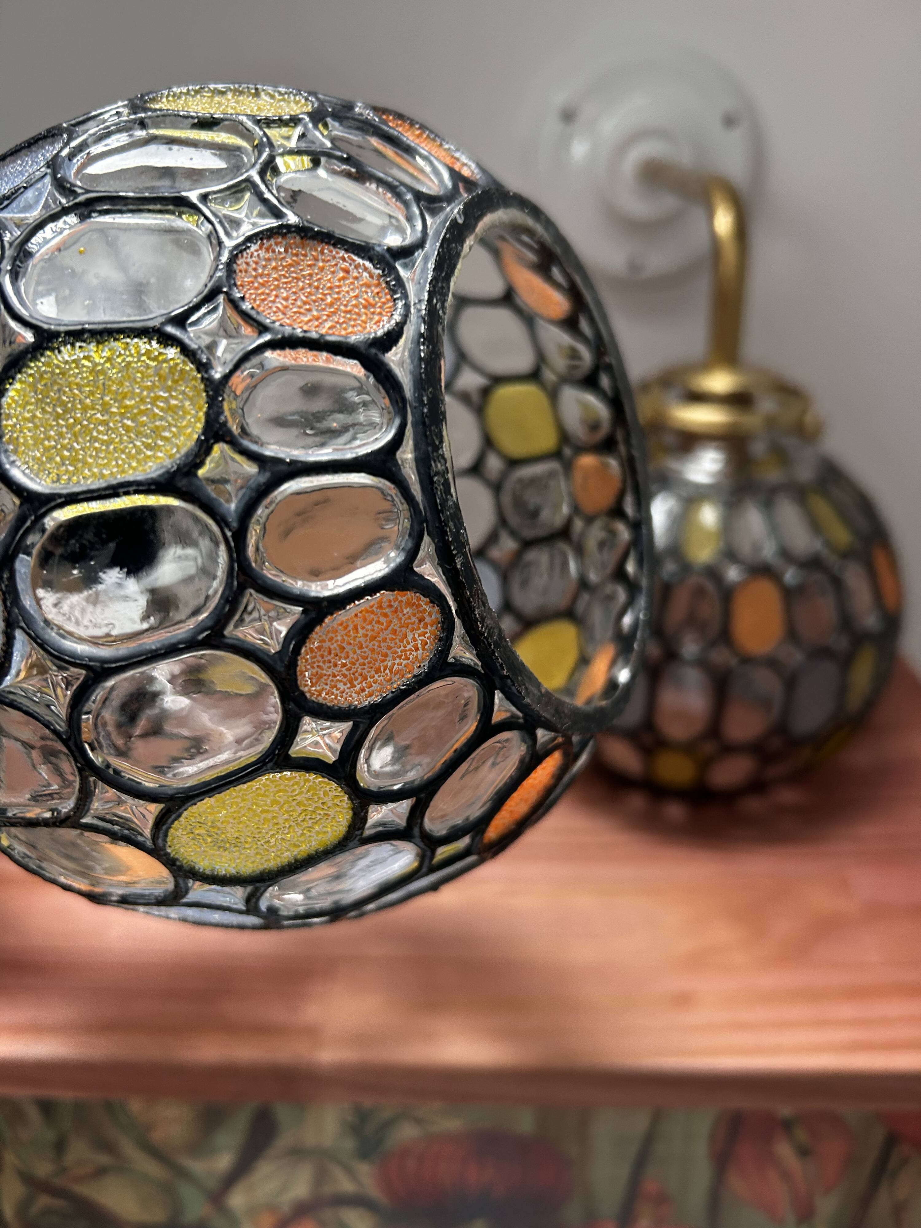 Paire d’appliques murales globes à facettes multicolores
