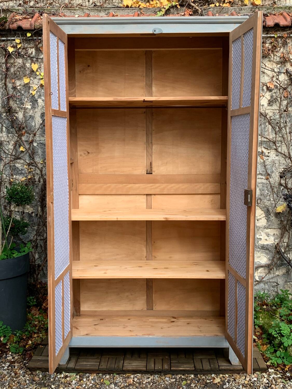 Armoire parisienne ancienne Luterma patine grise bleutée