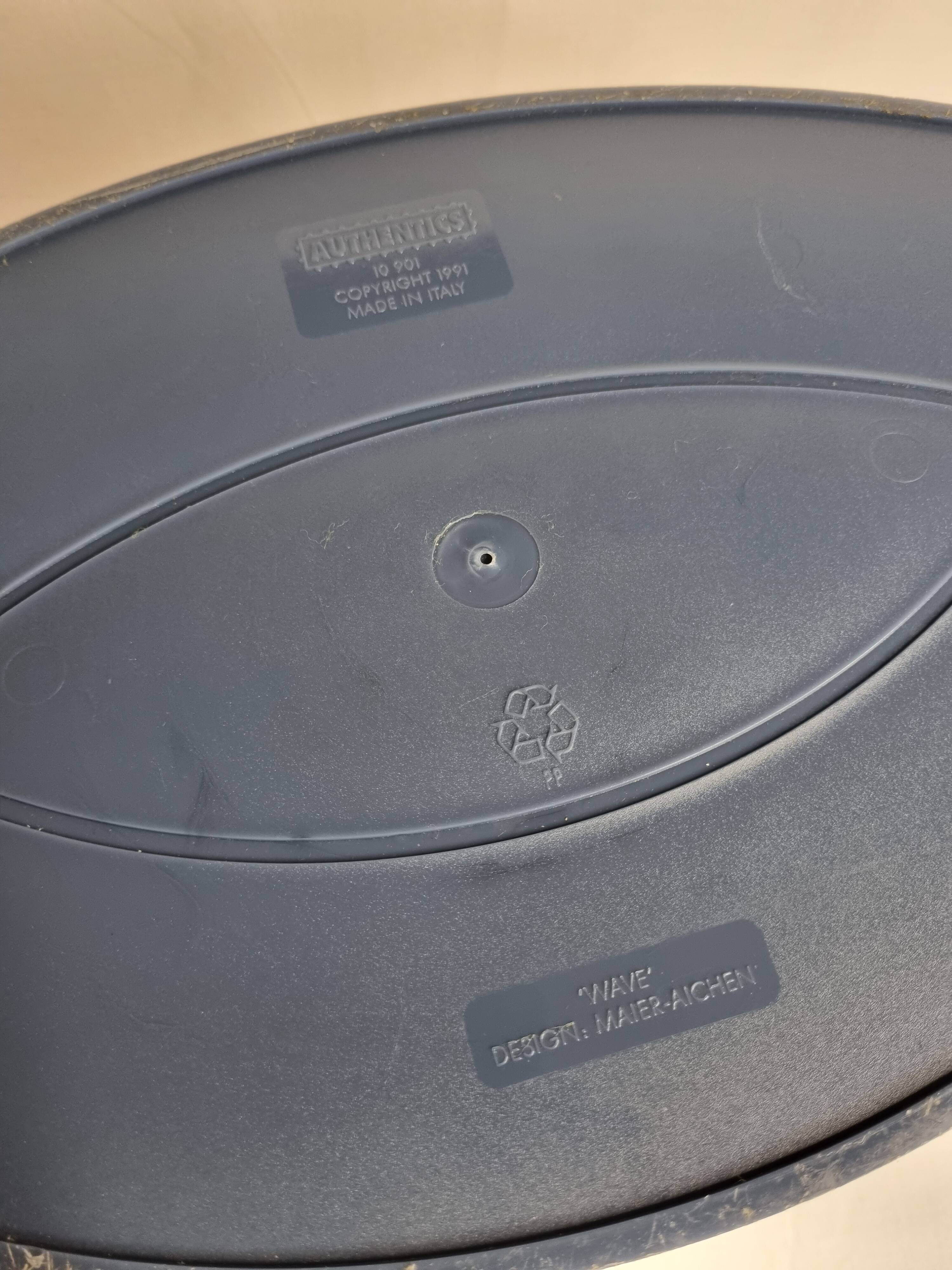 "Wave" magazine holder, design by Maier-Aichen for Authentics, Made in Italy, 90s