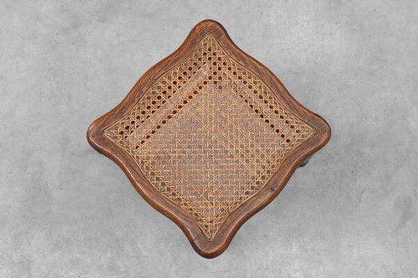 Tabouret en bois français ancien avec assise en osier, début du XIXe siècle