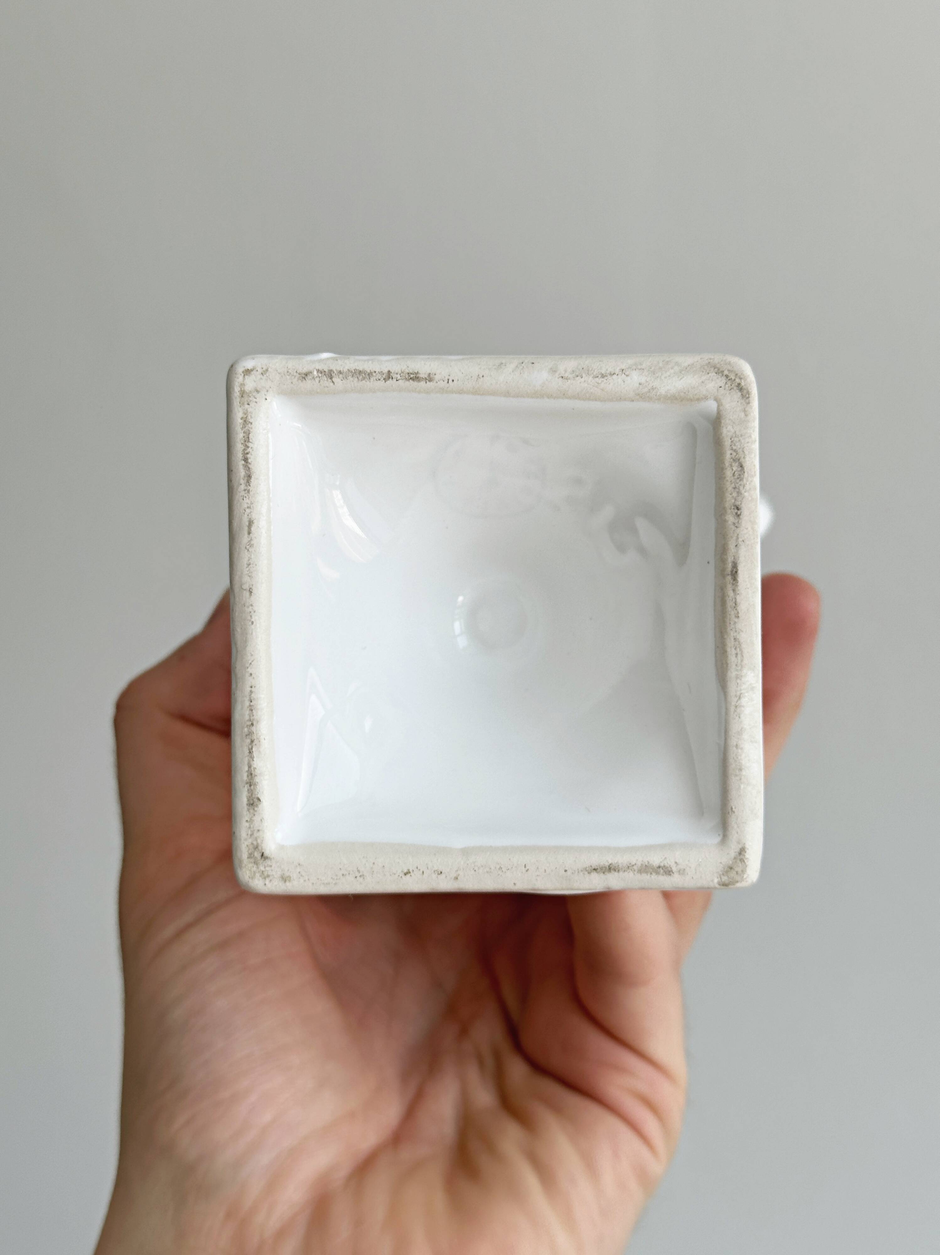 Cache-pot, white vase