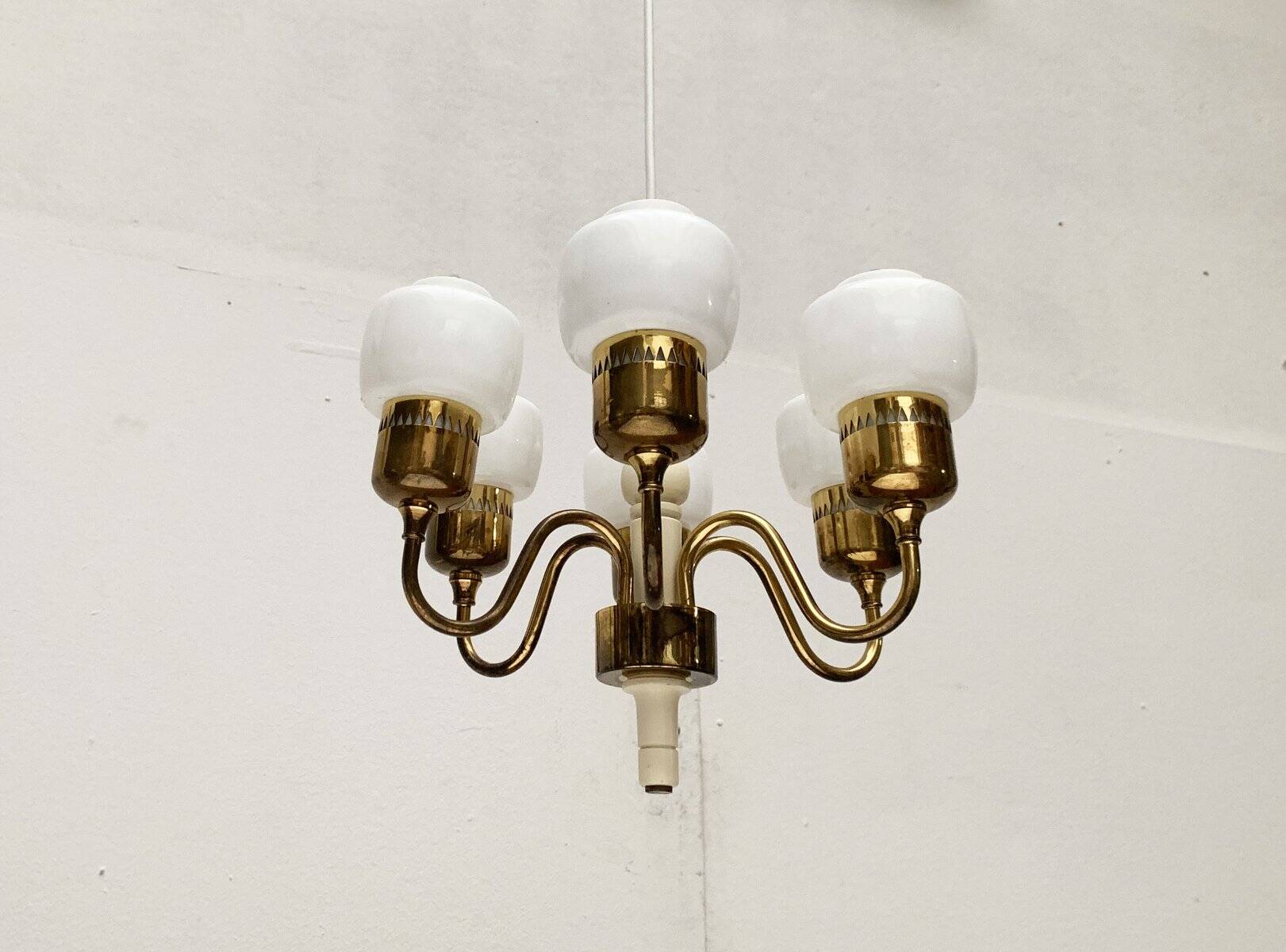 Swedish chandelier T526 from the mid-century by Hans-Agne Jakobsson for Hans-Agne Jakobsson AB.