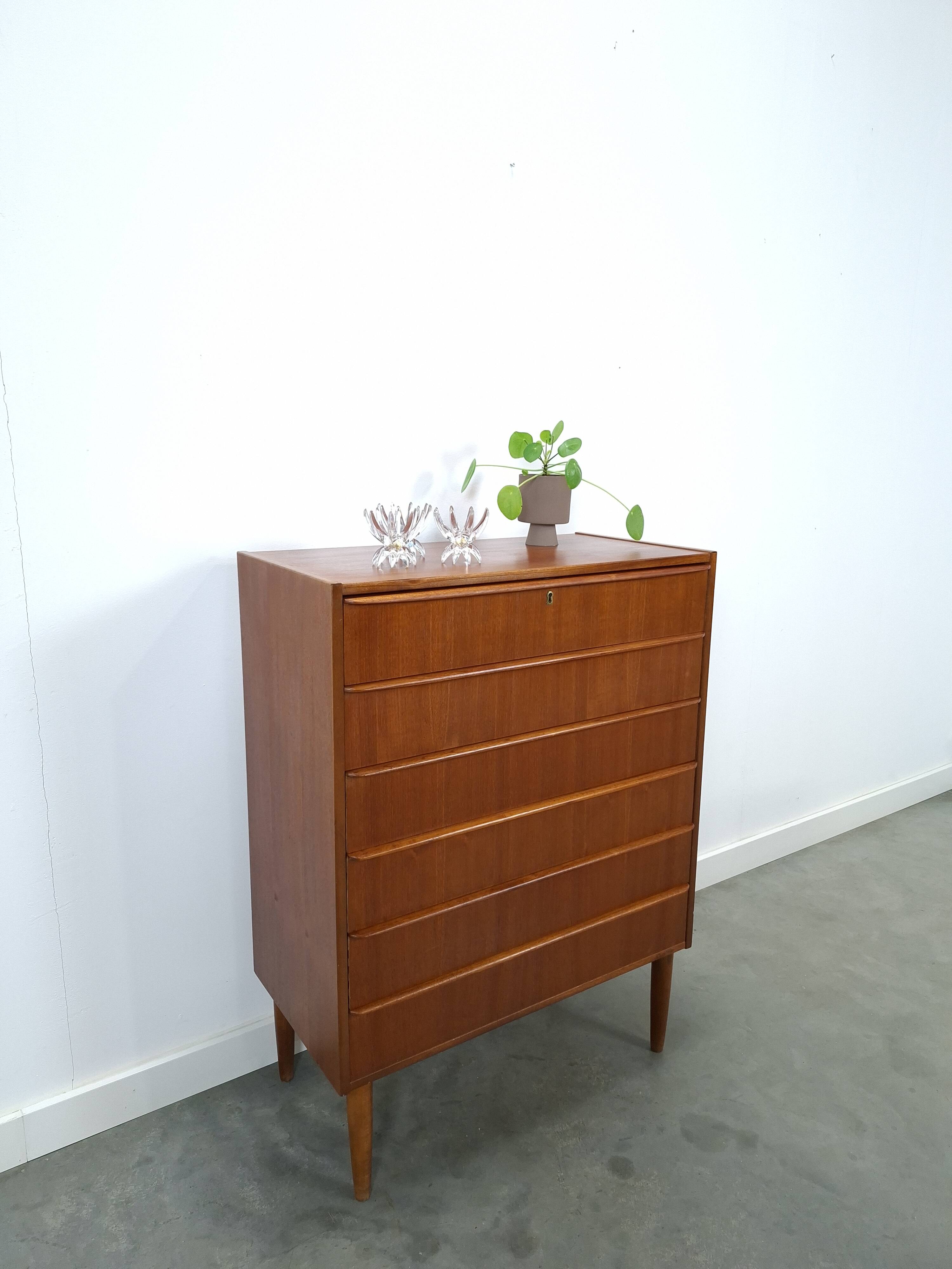 Commode en teck en provenance du Danemark avec 6 tiroirs.