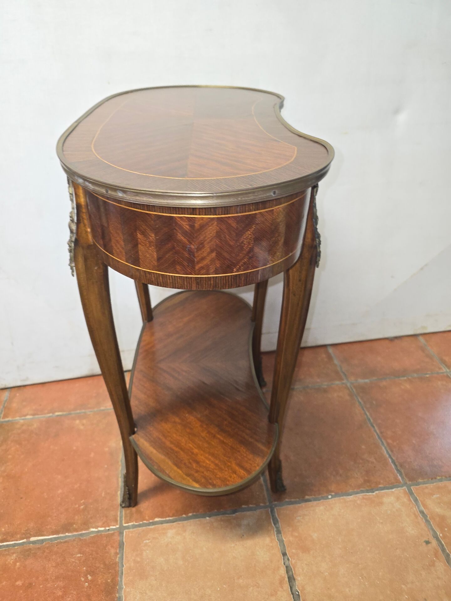 Kidney-shaped side table in Louis XVI style with marquetry.
