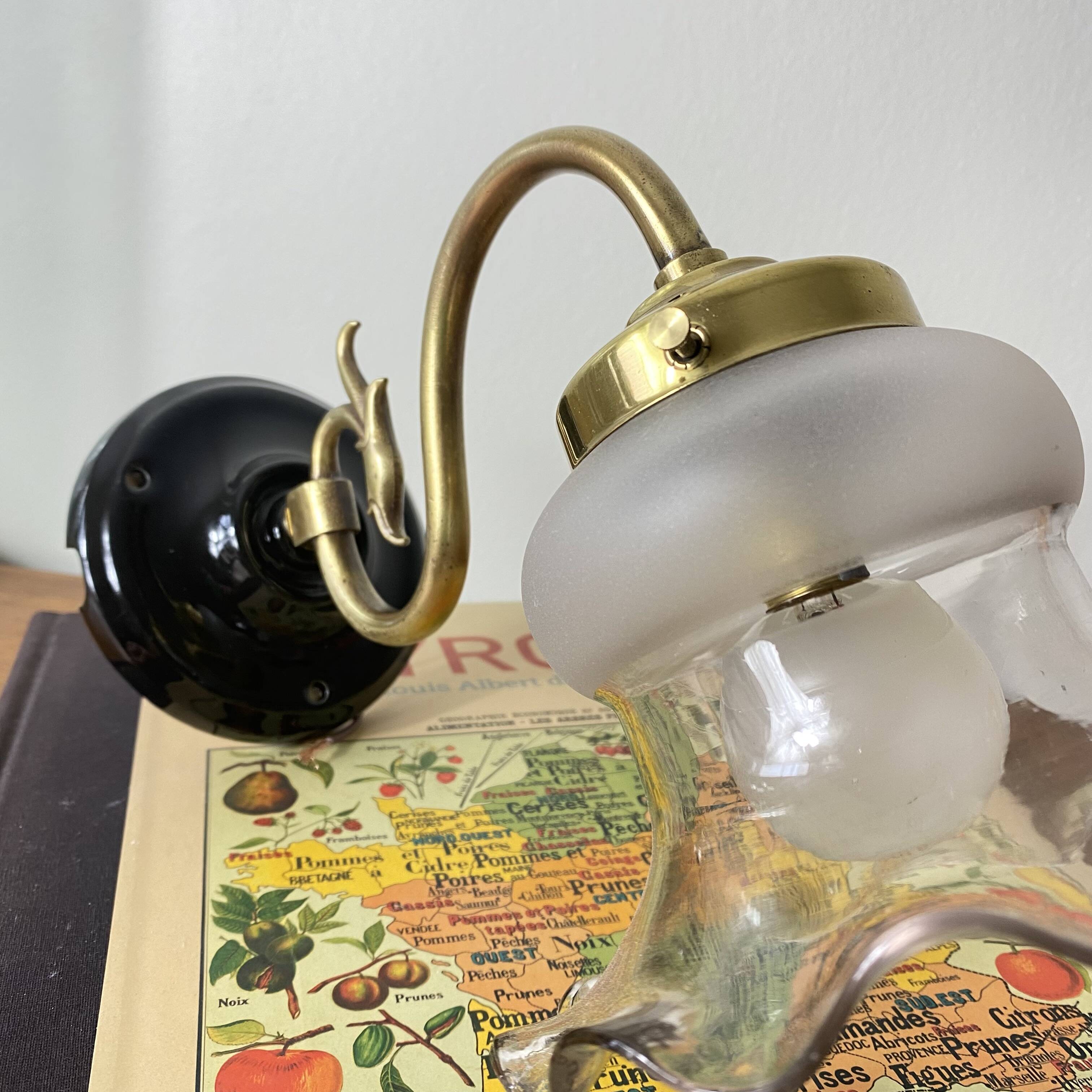 Swan neck wall light in brass with glass tulip.