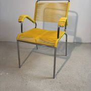 Fauteuil scoubidou jaune à structure tubulaire chromée