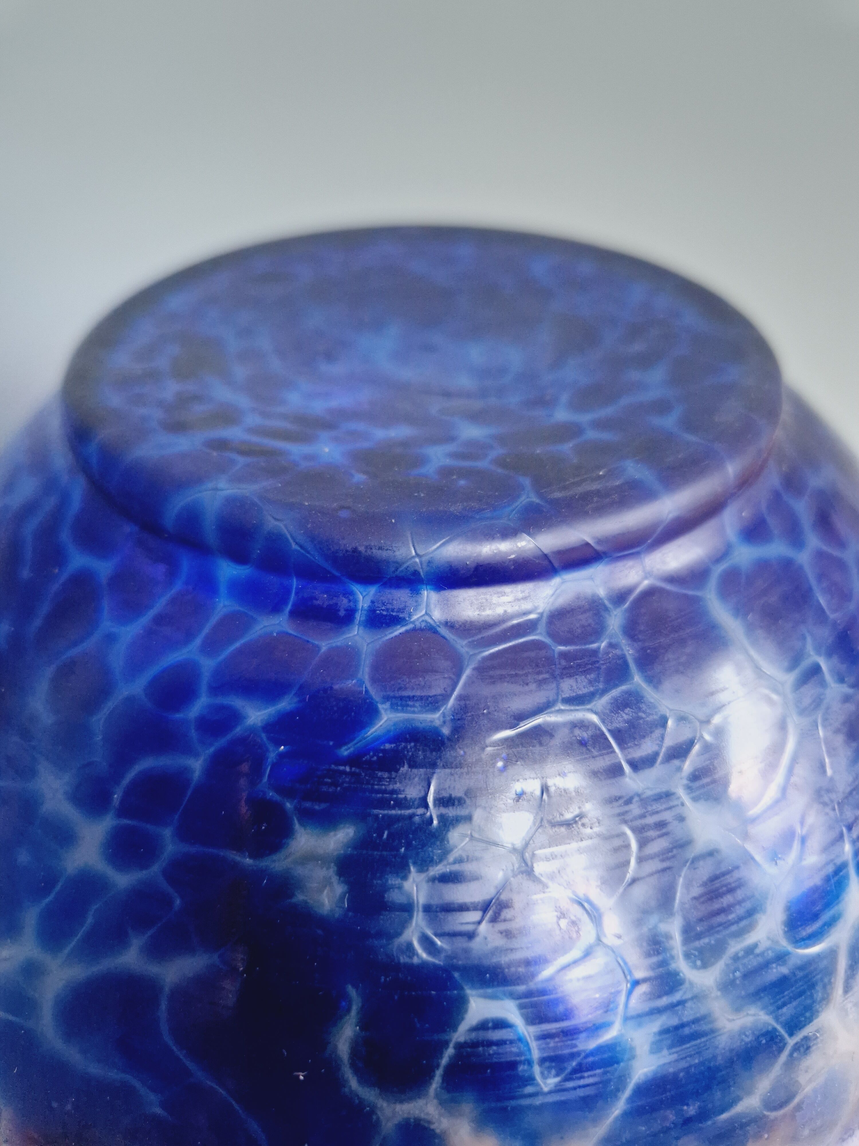 Vase Pique-fleurs Art Déco en verre moucheté bleu