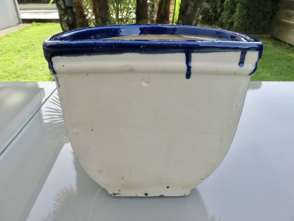 Potiche murale en terre cuite vernissée bleue à décor de raisin, années 70