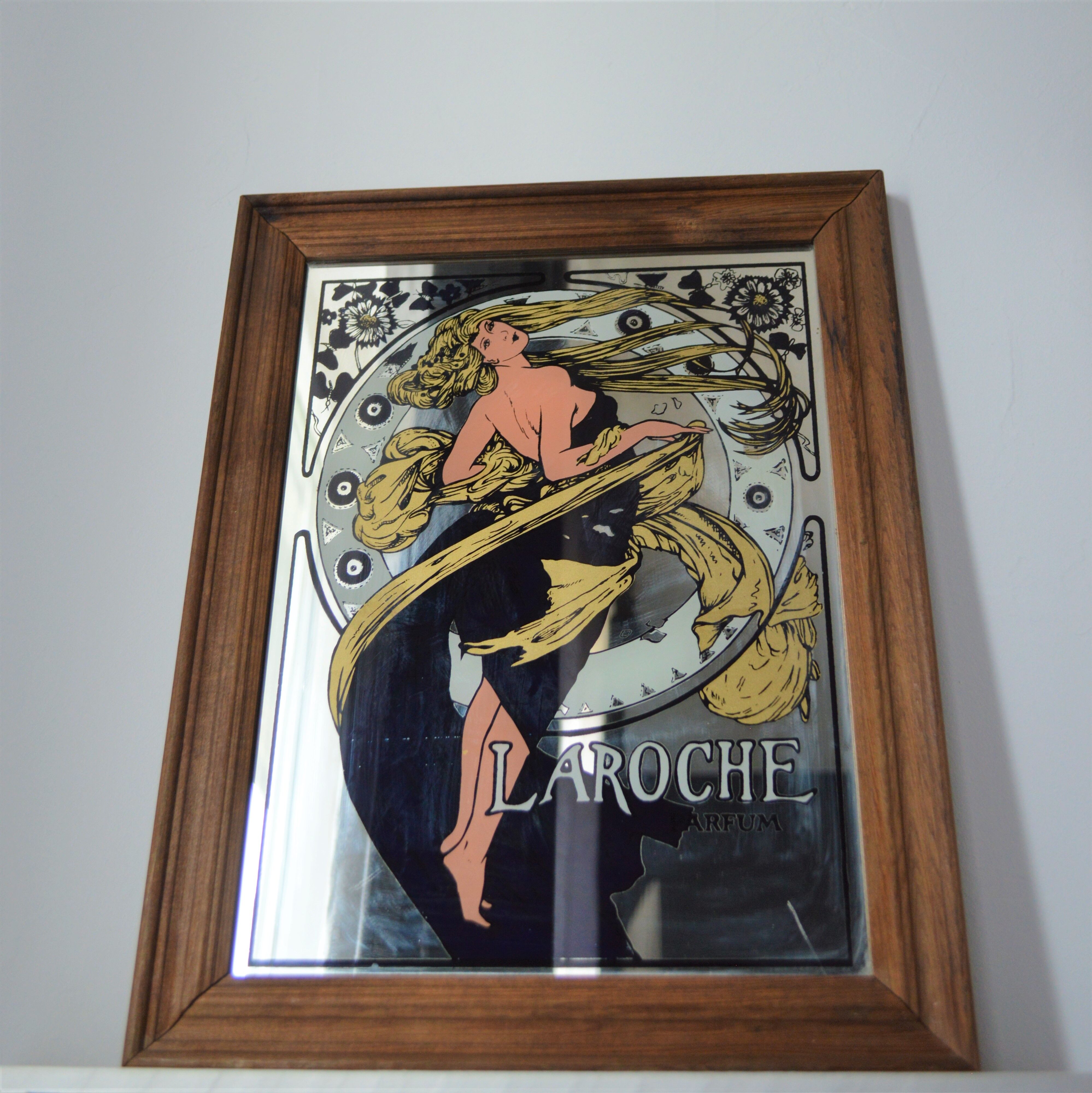 Mirror illustration Laroche