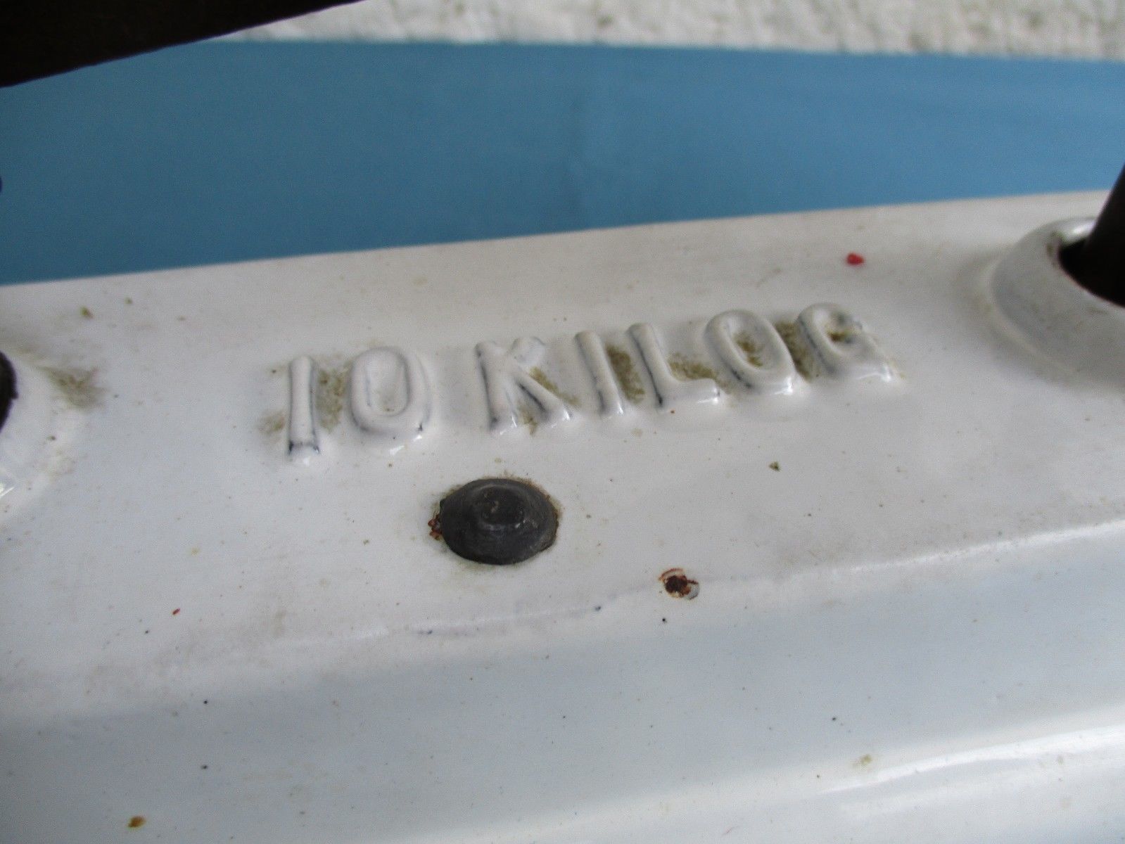 White enamelled cast-iron roberval balance