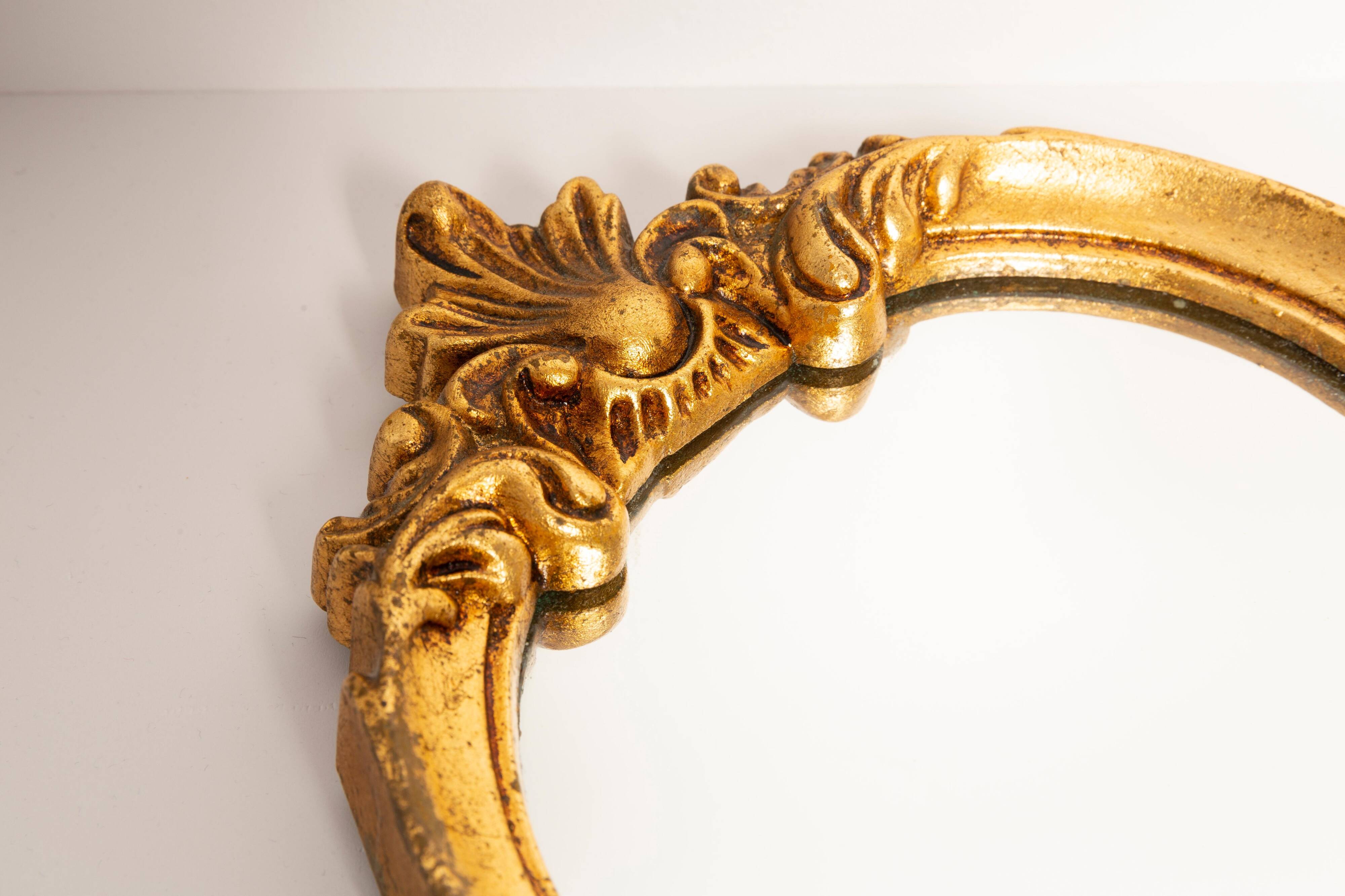 Petit miroir décoratif vintage dans un cadre doré avec des fleurs, Italie, années 1960