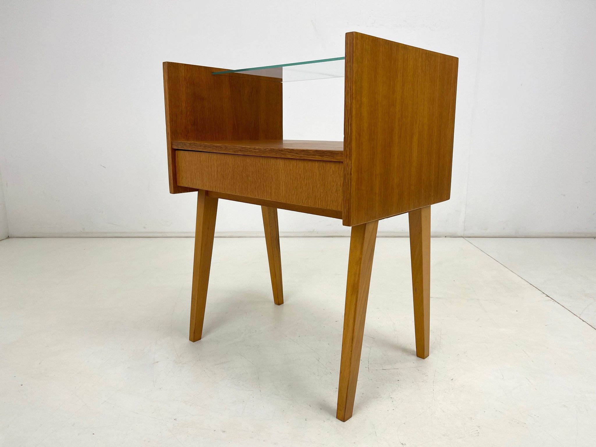 Table d'appoint ou table de nuit des années 1960 par Arch. František Jirak