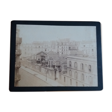 Old photograph from 1900 showing a Parisian warehouse with a carriage and horse.