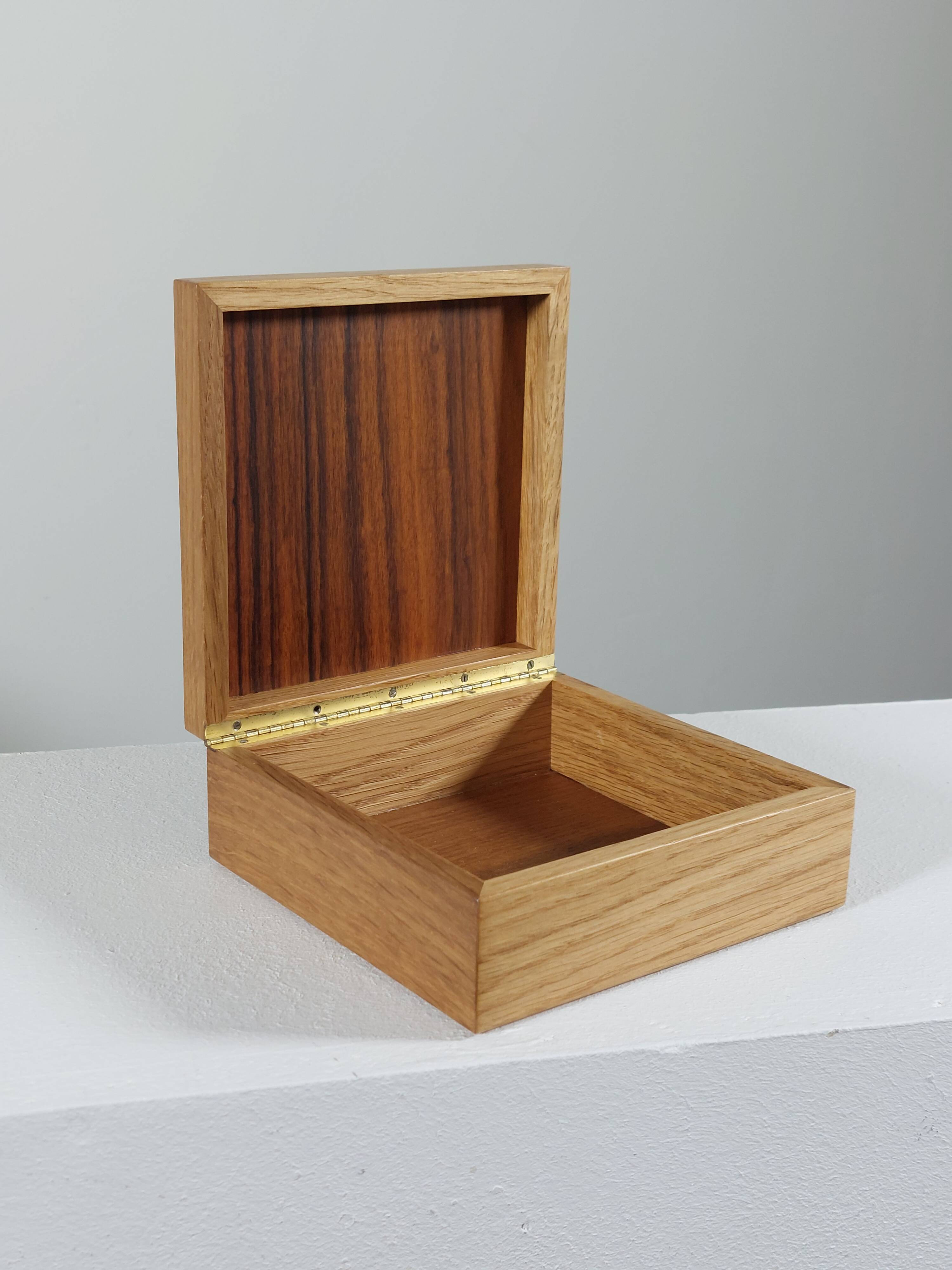Boîte en bois vintage faite à la main avec des incrustations