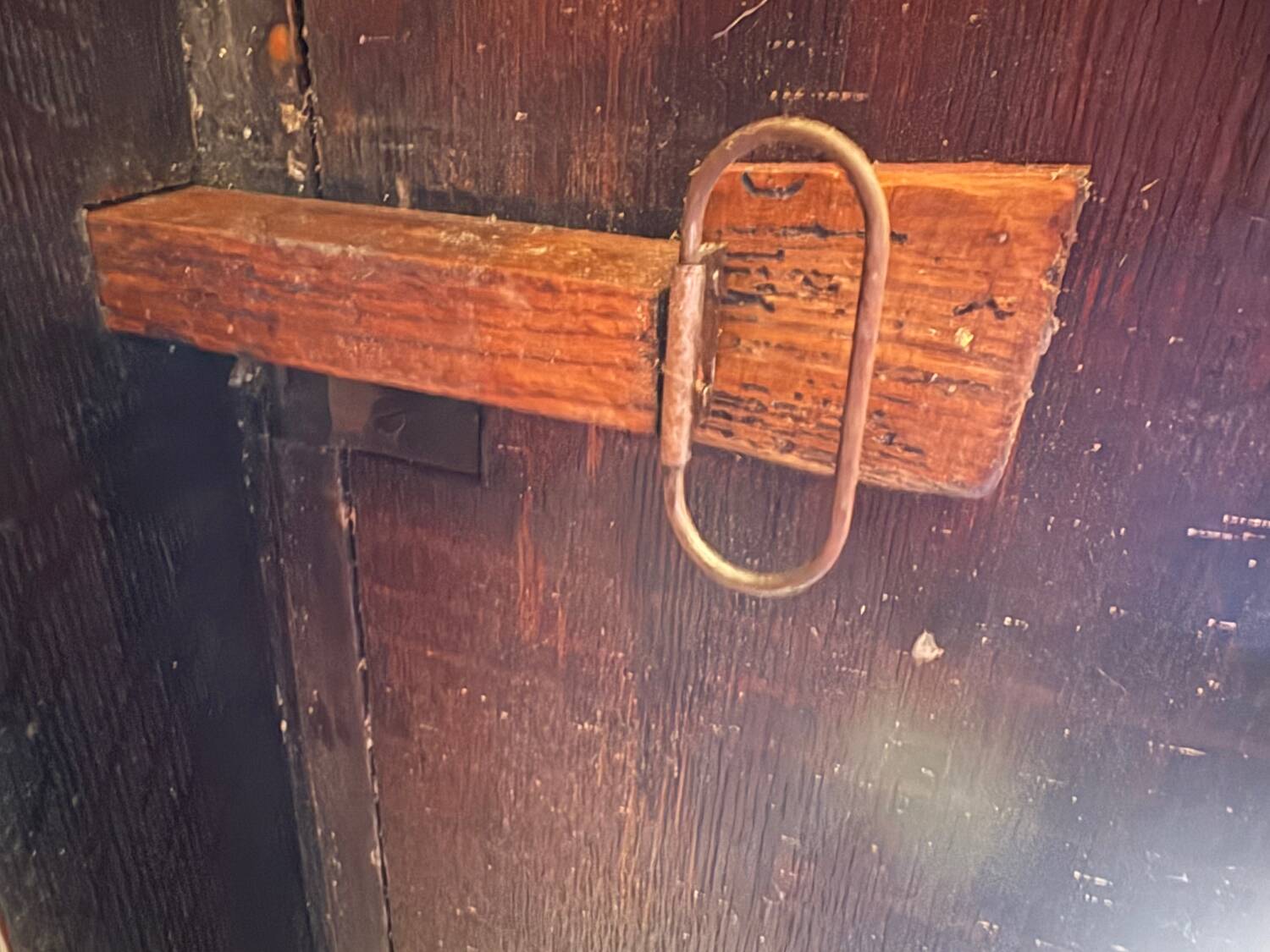 Round oak coffee table with drop leaves and turned legs