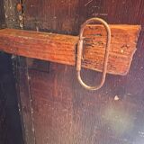 Round oak coffee table with drop leaves and turned legs