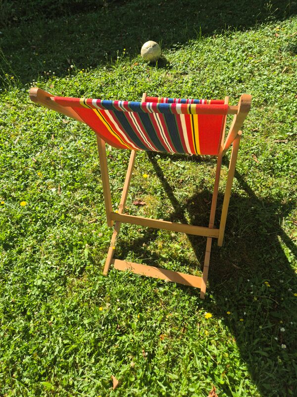 Transat chilienne vintage bois et toile a rayures rouge bleu jaune