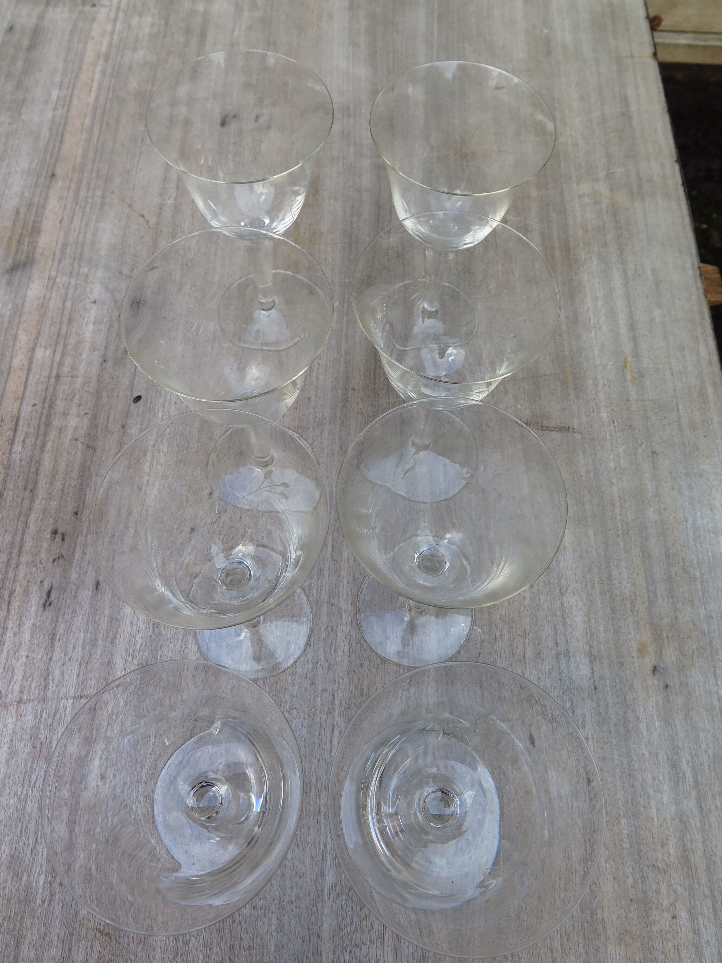 Set of 8 glasses in engraved crystal