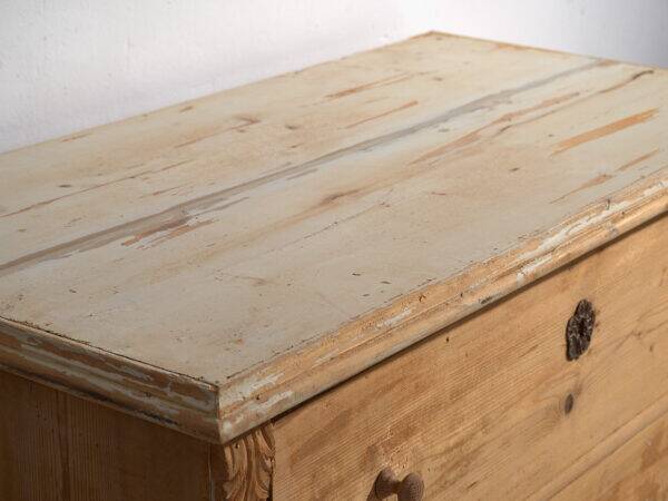 Small antique chest of drawers (circa 1920)