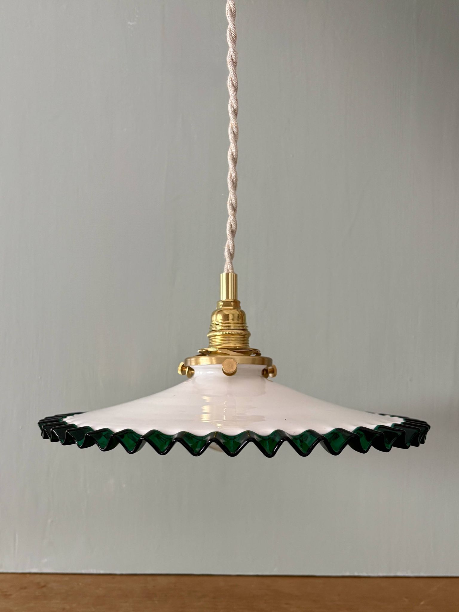 Suspension globe vintage en opaline bleue