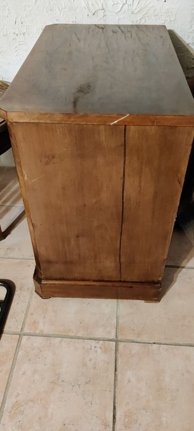 Chest of drawers with 4 drawers, antique furniture.