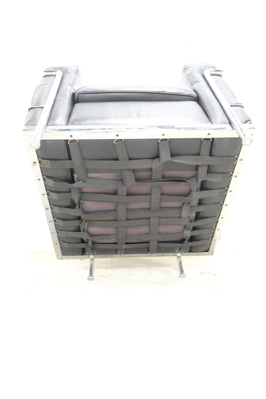 LC2 armchair in black leather – Design Le Corbusier, Pierre Jeanneret & Charlotte Perriand