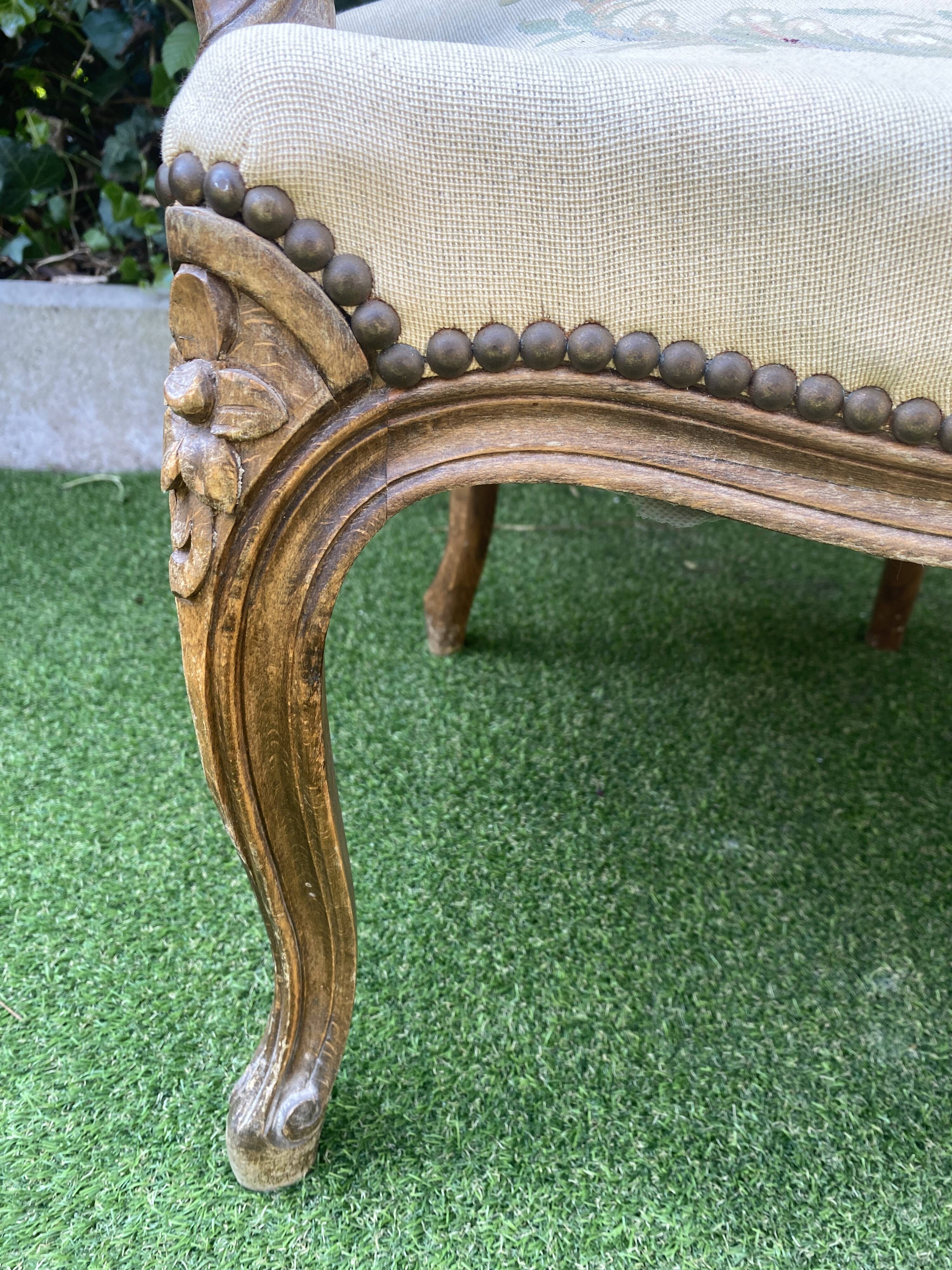 Basket bed and its two armchairs