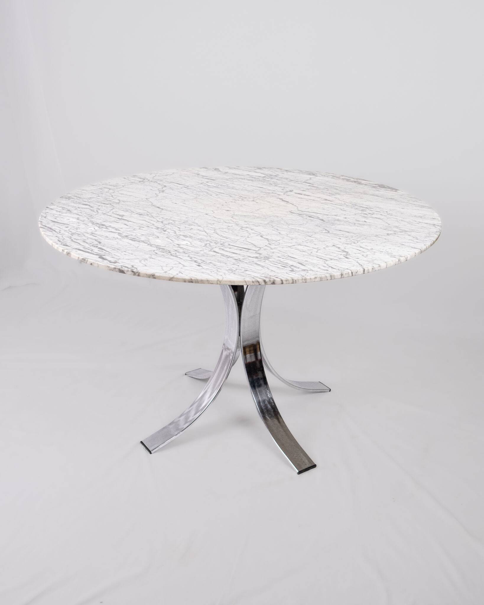 Round marble dining table, made in France, 1970-80.