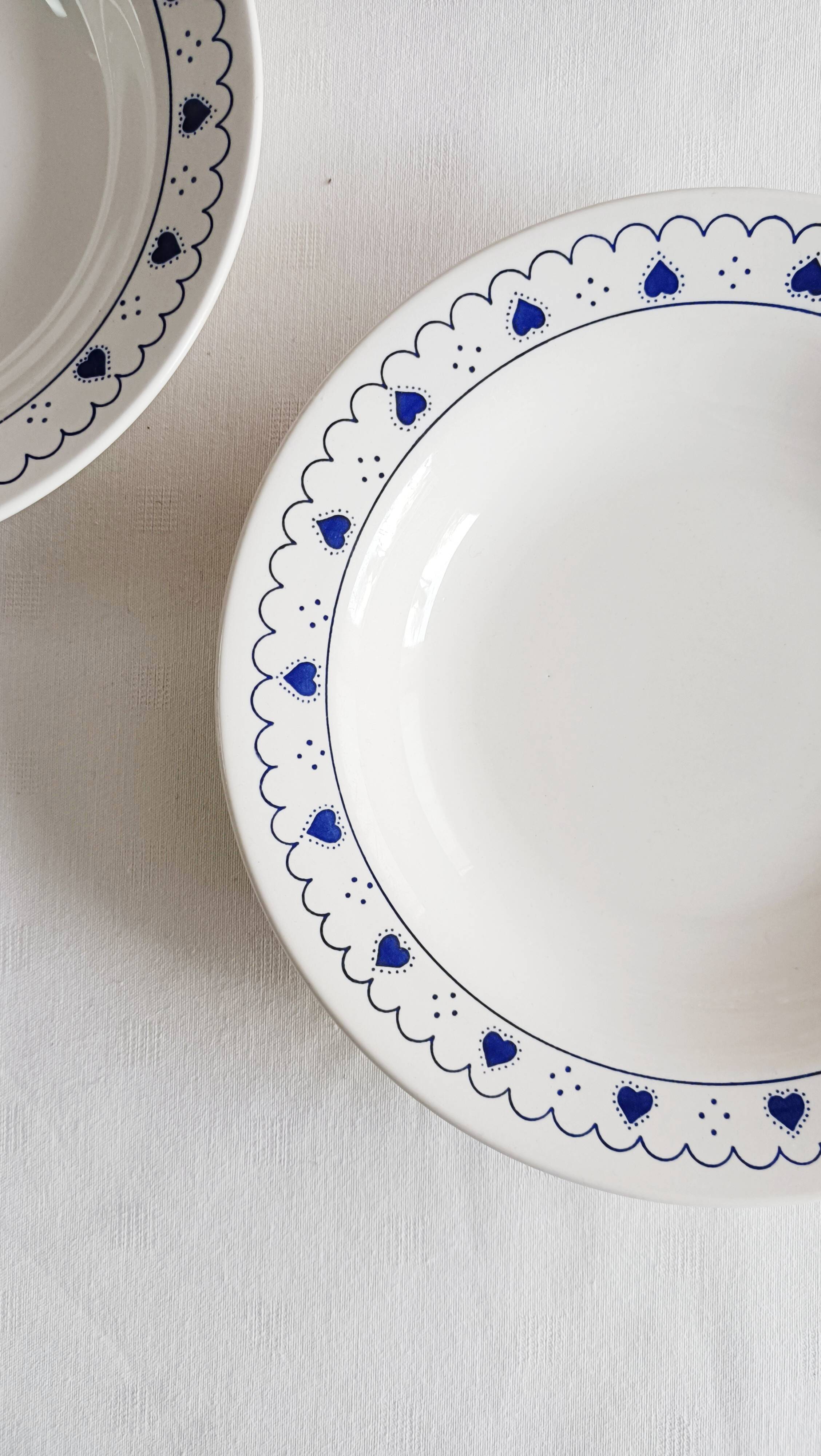 Set of 2 blue heart-shaped deep plates Oxford Brazil.