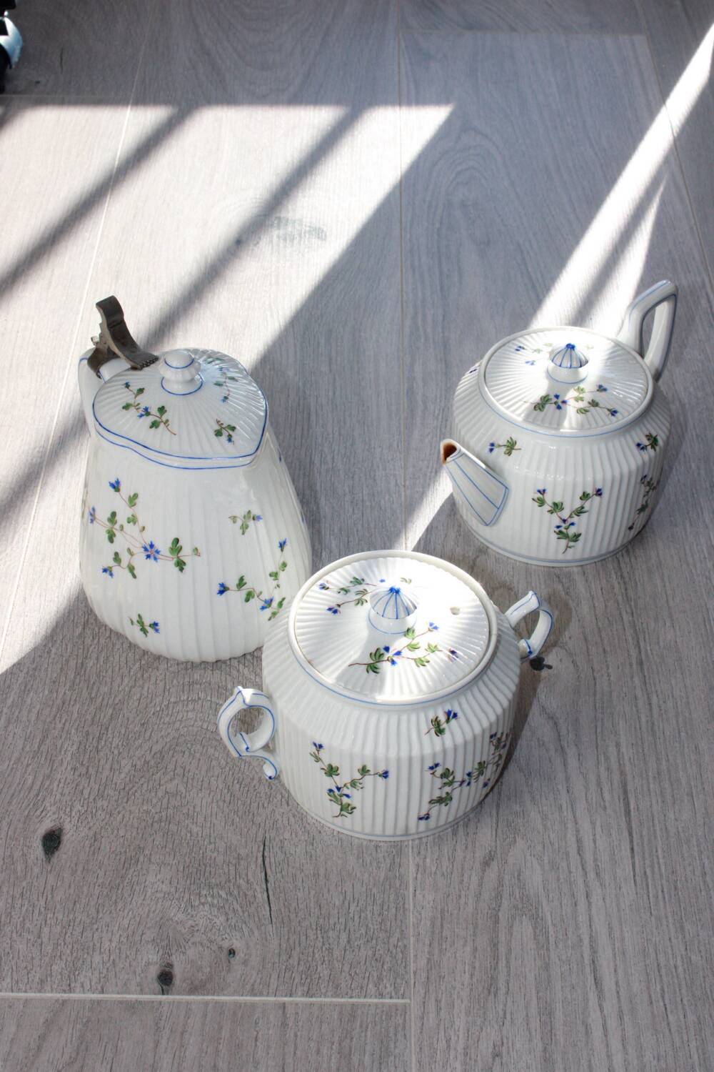 Service à thé ancien en porcelaine