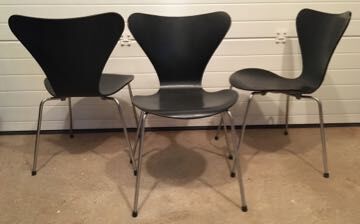 Series 7 butterfly chairs model 3107 by Arne Jacobsen for Fritz Hansen.