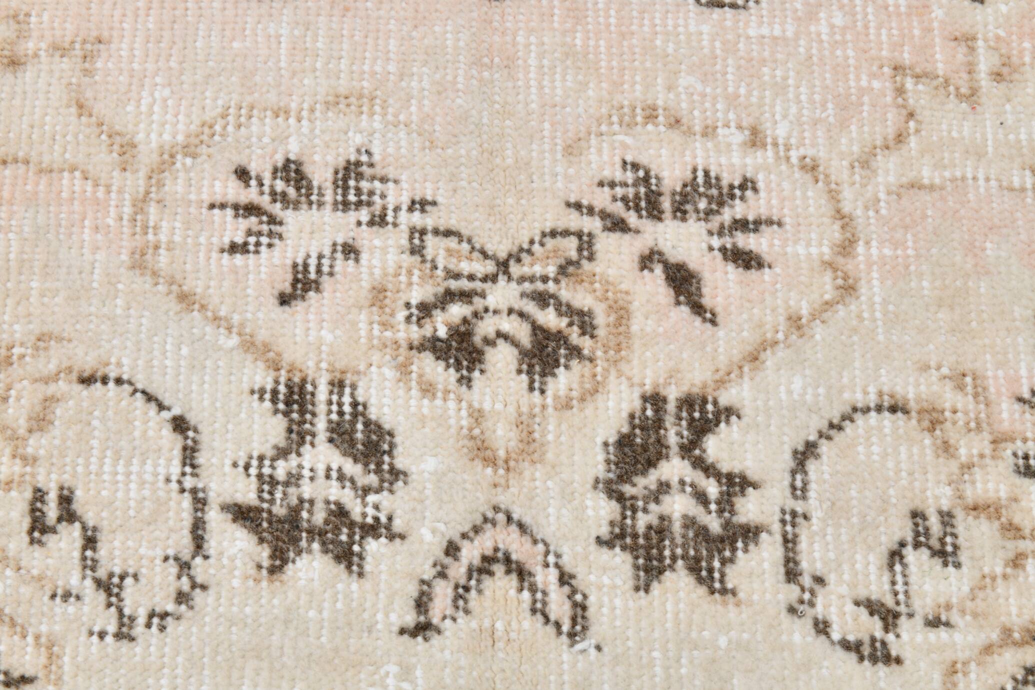 Rare tapis vintage fait main tons rose poudré et beige, motifs floraux